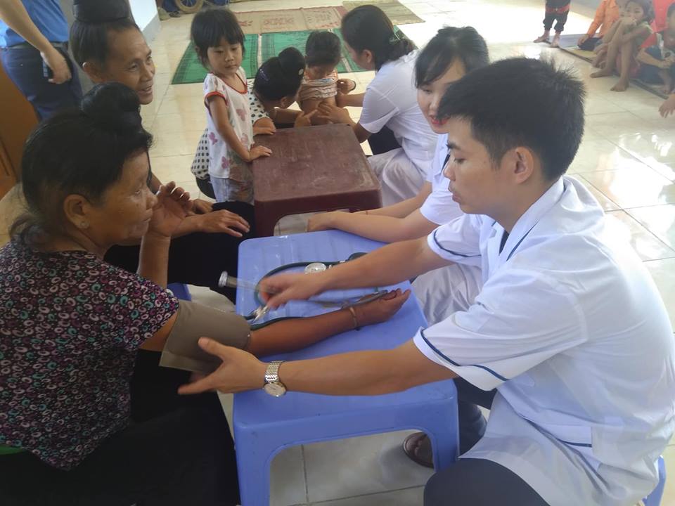 Chi Đoàn bệnh viện đa Khoa Quỳnh Nhai tổ chức Chương trình Tình nguyện " Cùng em vui tới trường và khám - tư vấn sức khỏe cho bà con nhân dân" tại Bản Tậu xã Pá Ma -Pha Kinh.